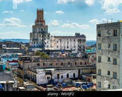 Skyline mit einem alten Wohnhaus, Havanna, Kuba Stockfoto