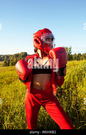 Ziemlich swag indische Mädchen Training außerhalb im grünen Bereich. lifestyle sportliche Menschen Konzept Stockfoto