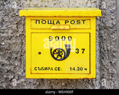 Varna, Bulgarien, 20. Juli 2019. Alte vintage gelben Briefkasten an der Wand des mehrstoeckigen Wohnhaus in Bulgarien. Vorderansicht. Stockfoto