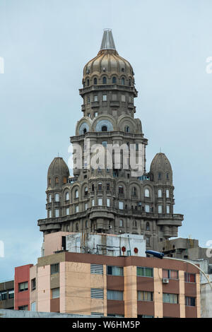 Sehenswürdigkeiten und schönen Gebäuden in Montevideo, Uruguay; die Architektur von Montevideo reicht von neoklassizistischen Gebäuden der postmodernen Stil. Stockfoto