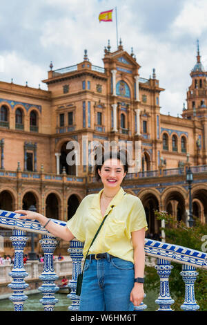 Junge weibliche Touristen stellt auf der Plaza de Espana; Sevilla, Andalusien, Spanien Stockfoto