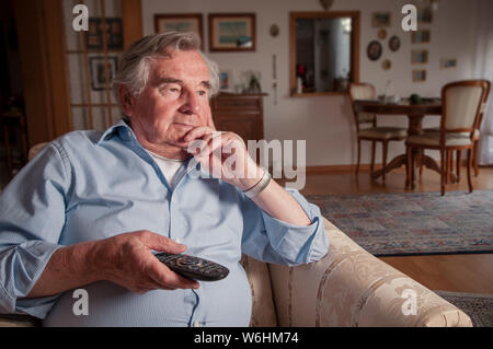 Frustriert älterer Menschen Fernsehen Stockfoto