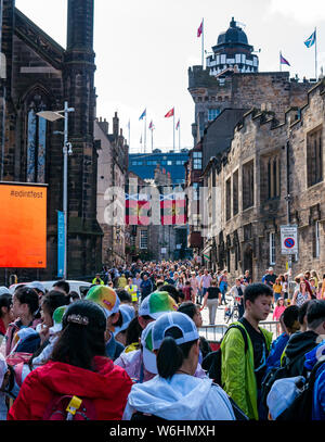 Royal Mile, Edinburgh, Schottland, Vereinigtes Königreich, 1. August 2019. Am Tag vor der offiziellen Eröffnung des Fringe Festival, das Zentrum der Stadt entlang der touristischen Route ist bereits voll mit Besuchern. Die Franse wächst jedes Jahr und Einwohner Frage, ob weiterhin Wachstum nachhaltig ist. Castlehill, dem Tor zum Edinburgh Castle mit Camera Obscura Stockfoto