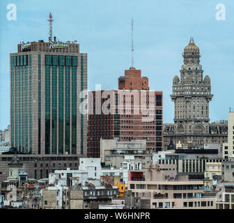 Panorama auf die Skyline von Montevideo. Montevideo ist die Hauptstadt und die grösste Stadt in Uruguay. Stockfoto