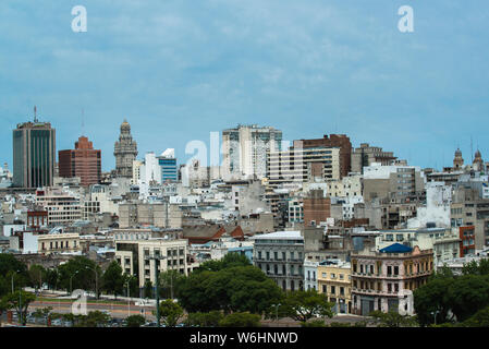 Panorama auf die Skyline von Montevideo. Montevideo ist die Hauptstadt und die grösste Stadt in Uruguay. Stockfoto