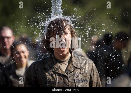 Us AIR FORCE ACADEMY, Colo, 25. Juli 2019. -- Grundlegende Kadetten aus der Klasse der 2023 Eintauchen in Wasser nach Abschluss der Angriff Kurs am 25. Juli 2019. Der Kurs ist Teil der Phase zwei der grundlegenden Cadet Weiterbildung parallel nimmt an Jack's Tal auf der US Air Force Academy. (U.S. Air Force Foto/Joshua Armstrong). () Stockfoto