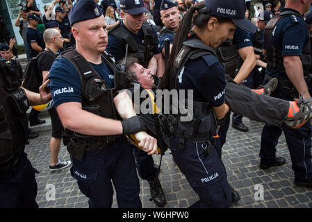 Polizei gesehen die Gegendemonstranten, die versuchten, die Route der März zu blockieren. Tausende Menschen haben bei einem Marsch durch die Nationalen radikalen Lager (ONR) und andere nationalistische Organisationen organisiert zum 75. Jahrestag des Warschauer Aufstandes zu feiern. Am Denkmal der Aufständischen in Warschau, der März war von der Antifaschistischen und Bürger der Republik Polen (Obywatele RP), die von der Polizei gewaltsam entfernt wurden gesperrt. Der Warschauer Aufstand war die größte militärische Operation von einer Widerstandsbewegung in Europa gegen die deutschen Besatzer während des Zweiten Stockfoto