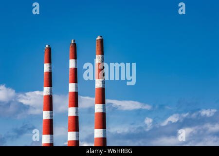 Drei Schornsteine an der Tufts Cove elektrischen Elektrizitätswerk; Dartmouth, Halifax, Nova Scotia, Kanada Stockfoto