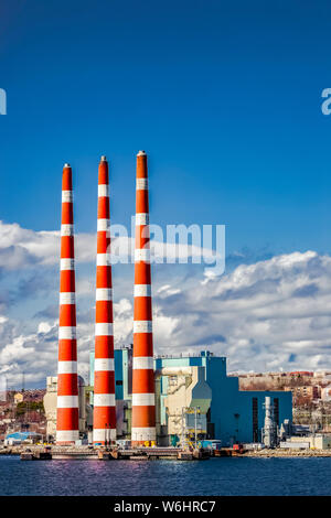 Tufts Cove elektrische Kraftwerk mit Schornsteinen in der Dartmouth Hafen; Dartmouth, Halifax, Nova Scotia, Kanada Stockfoto