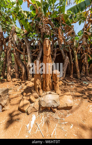 Wagas, Memorial Statuen aus Holz geschnitzt; Carat-Konso, Äthiopien Stockfoto