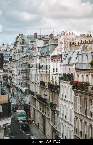 Pariser Dächer Panoramablick Übersicht am Sommer, Tag, Frankreich, traditionellen Postkarte. Gemütliche Balkone Stockfoto