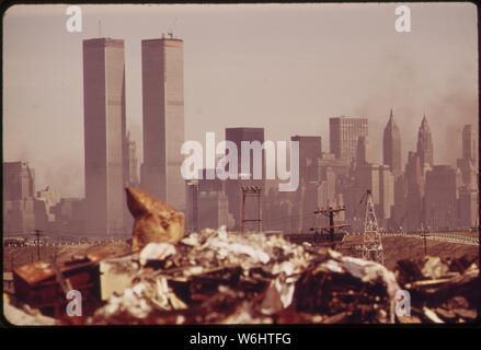 Illegale Verklappung von der New Jersey Turnpike, mit Blick auf Manhattan über den Hudson River. In der Nähe, IN DEN SÜDEN, ist die Deponie BEREICH DER VORGESCHLAGENEN LIBERTY STATE PARK Stockfoto