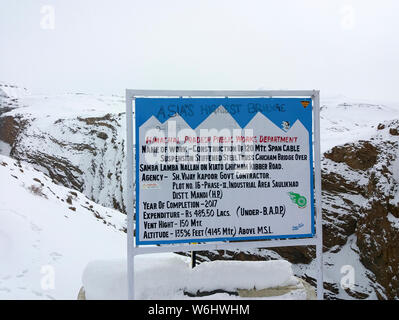 Chicham Brücke oder Kibber Chicham Brücke in Spiti Valley, Himachal Pradesh ist wie in Asien der höchsten Brücke erklärt. Stockfoto