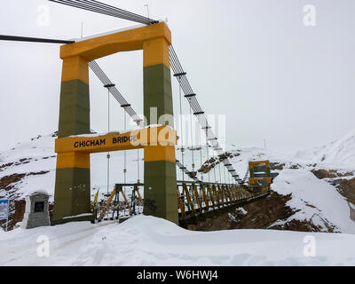 Chicham Brücke oder Kibber Chicham Brücke in Spiti Valley, Himachal Pradesh ist wie in Asien der höchsten Brücke erklärt. Stockfoto