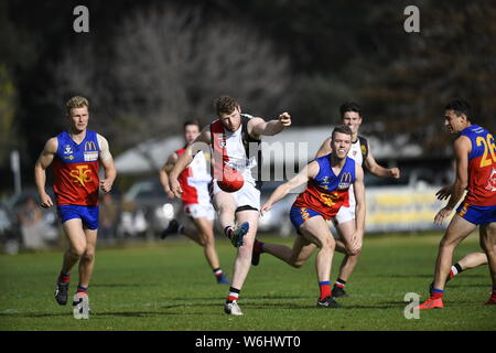 Benalla Heiligen Kick für Ziel gegen die Seymour Lions bei Seymour Oval, Victoria, Australien Stockfoto