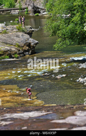 Oder: Douglas Co., Kaskaden, South Umpqua River. Ein Schwimmbad im Süden Umpqua fällt Picknickplatz, Umpqua National Forest Stockfoto