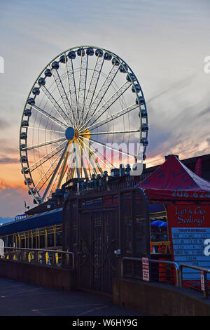 Dämmerung auf Puget Sound in Seattle mit Ferris Wheel Stockfoto