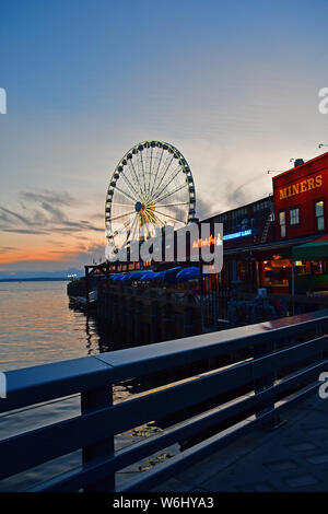 Dämmerung auf Puget Sound in Seattle mit Ferris Wheel Stockfoto