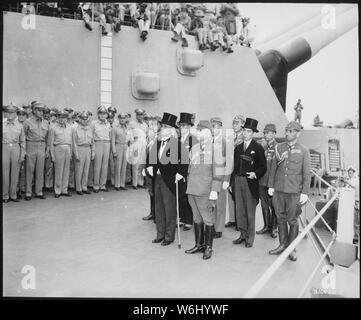 Japanischen Kapitulation unterzeichnet haben, kommen Sie an Bord der USS Missouri in der Bucht von Tokio in der Hingabe Zeremonien teilzunehmen.; Allgemeine Hinweise: Verwenden Sie Krieg und Konflikt Nummer 1362 bei der Bestellung eine Reproduktion oder Anforderung von Informationen zu diesem Bild. Stockfoto