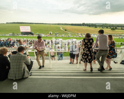 Entspannen Sie sich und genießen Sie den Blick von der Tribüne, Epsom Downs Racecouurse, Epsom, Surrey, England Stockfoto