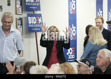 Sioux City, Iowa, USA. 1 Aug, 2019. Dr. Jill Biden, Ehefrau von 2020 demokratischen Präsidentschaftskandidaten Joe Biden (nicht abgebildet) Wellen zu Befürwortern als hilft sie Öffnen der ehemalige Vizepräsident Campaign Office in Sioux City, Iowa Donnerstag, August 1, 2019 Quelle: Jerry Mennenga/ZUMA Draht/Alamy leben Nachrichten Stockfoto