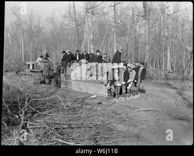 Jerome Relocation Center, Dermott, Arkansas. Schlamm Boot in der Lage Bestuhlung sechzig Männer, täglich verwendet. c. . .; Umfang und Inhalt: Der vollständige Titel für dieses Foto liest: Jerome Relocation Center, Dermott, Arkansas. Schlamm Boot in der Lage Bestuhlung 60 Männer, täglich verwendet clearing Crew in die und aus der Sicht der Operationen im Boeuf Einzugsgebiete, die den Ostteil des Krieges Umzug Behörde Eigenschaft Kanalisation zu tragen. Traktor vor zieht gesehen den Schlamm Boot im hohen Gang. Das Gerät speichert vierzig Minuten auf jeder Reise. Stockfoto