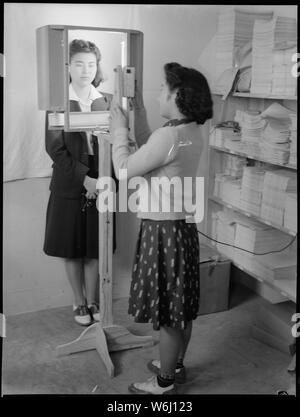 Jerome Relocation Center, Dermott, Arkansas. Dorothy Maruki in ihre Identifikation Bild aufgenommen. . .; Umfang und Inhalt: Der vollständige Titel für dieses Foto liest: Jerome Relocation Center, Dermott, Arkansas. Dorothy Maruki in ihre Identifikation Bild mit neuer Identifizierung Kamera in scheidet aus dem Amt genommen, um das Zentrum zu verlassen. Stockfoto