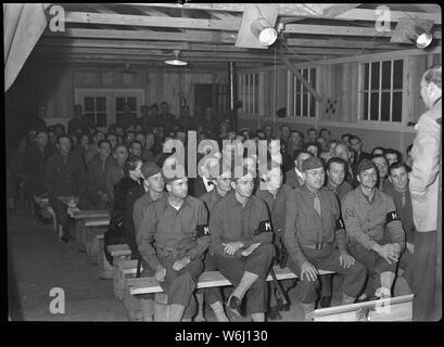 Jerome Relocation Center, Dermott, Arkansas. Erste U.S.O. [United Services Organisationen] Show statt. . .; Umfang und Inhalt: Der vollständige Titel für dieses Foto liest: Jerome Relocation Center, Dermott, Arkansas. Erste U.S.O. [United Services Organisationen] zeigen in der M.P.P.X. gehalten [Militär Polizei Post Exchange]. Stockfoto