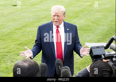 Washington, DC, USA. 1 Aug, 2019. Präsident DONALD TRUMP im Gespräch mit der Presse neben der South Lawn im Weißen Haus in Washington, DC am 1. August 2019. Quelle: Michael Brochstein/ZUMA Draht/Alamy leben Nachrichten Stockfoto