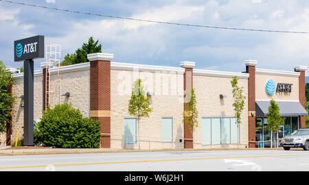 ASHEVILLE, NC, USA-27 Juli 19, 2019: Das Büro von AT&T und Lagern, in der Tunnel Road in Asheville. Stockfoto