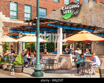 ASHEVILLE, NC, USA-27 19 Juli: Der Lachende Saat Cafe, an der Wall Street in der Innenstadt von Asheville, besetzt ist, mit den Kunden in der Umgebung. Stockfoto