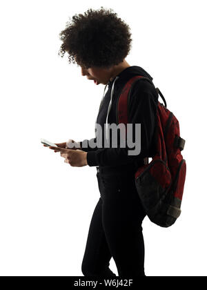 Eine gemischte Rasse afrikanische Teenager Mädchen Frau mit Telefon im Studio Schatten Silhouette auf weißem Hintergrund Stockfoto