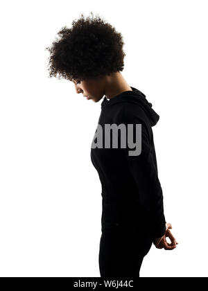 Eine gemischte Rasse afrikanische Teenager Mädchen Frau Traurigkeit Portrait im Studio Schatten Silhouette auf weißem Hintergrund Stockfoto