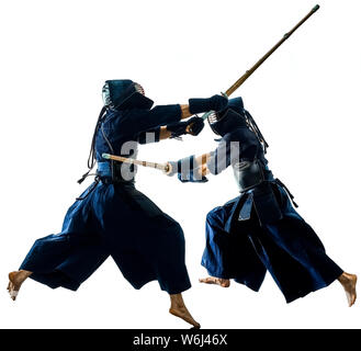 Zwei Kendo martial arts Kämpfer gegen Kämpfe in Silhouette isoliert auf weißem bacground Stockfoto