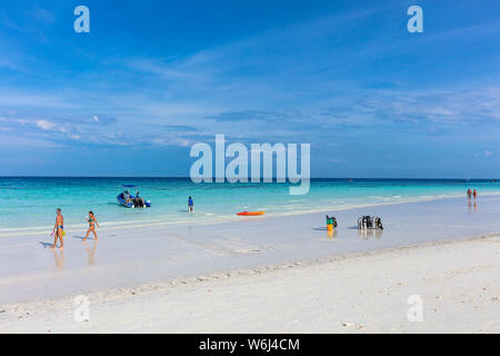 Kendwa, Zanzibar-March 4, 2019: die Menschen touristische genießen vacantions zu Fuß am Strand und Baden Stockfoto