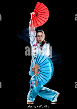 Eine chinesische Frau partacticing Tai Chi Chuan Tadjiquan Körperhaltung studio Schuß auf schwarzen Hintergrund mit Licht malen Effekt isoliert Stockfoto