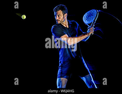 Eine kaukasische Paddle tennis player Mann studio Schuß auf schwarzen Hintergrund mit Licht malen blur Effekt isoliert Stockfoto