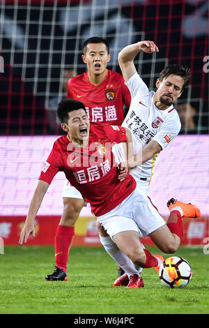 Dänischer Fußballspieler Lasse Vibe, rechts, Changchun Yatai Herausforderungen ein Spieler von Guangzhou Evergrande Taobao in ihrer zweiten Runde während der Stockfoto