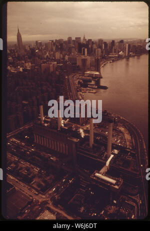 Blick nach Norden in Richtung EMPIRE STATE BUILDING VON 14TH STREET IN Lower Manhattan. EAST RIVER AUF DER RECHTEN SEITE Stockfoto