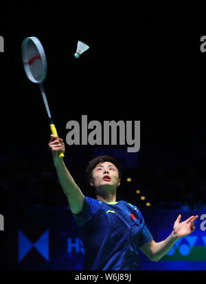 Shi Yuqi China liefert einen Schuß zu Lin Dan von China im Finale der männlichen Singles während der YONEX All England Open Badminton Championships Stockfoto