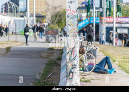 BERLIN, DEUTSCHLAND - 26. September 2018: die klugen Perspektive einer Wand Division in der Nähe der Ufer von Spree und die Berliner Mauer, einem berühmten Symbol Stockfoto