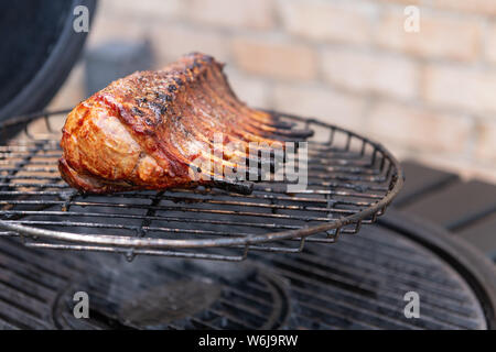 Nahaufnahme einer marinierten Lammrücken auf einen Grill im Freien gekocht wird. Stockfoto