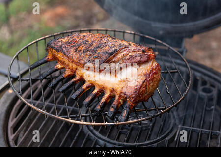 Nahaufnahme einer marinierten Lammrücken auf einen Grill im Freien gekocht wird. Stockfoto