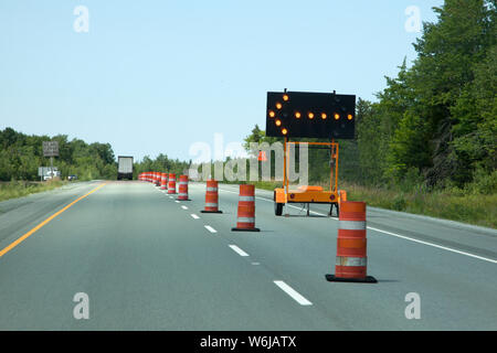 Auf der Autobahn, dass aufgrund von Bauarbeiten Links zu halten Zeichen Stockfoto