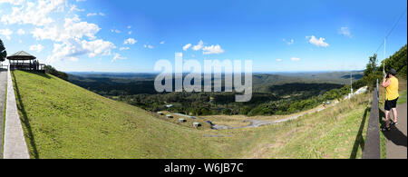 Panoramablick auf die malerische Aussicht über Glasshouse Mountains von einem Aussichtspunkt, Queensland, Queensland, Australien Stockfoto