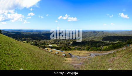 Panoramablick auf die malerische Aussicht über Glasshouse Mountains von einem Aussichtspunkt, Queensland, Queensland, Australien Stockfoto