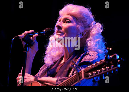 Wickham, Großbritannien. 01 Aug, 2019. Grammy Award-winning American Singer Songwriter, Folk, Blues, Pop und Rock, Judith Marjorie Collins im Volksmund bekannt als Judy Collins führt bei Wickham Festival in Hampshire leben. Credit: SOPA Images Limited/Alamy leben Nachrichten Stockfoto