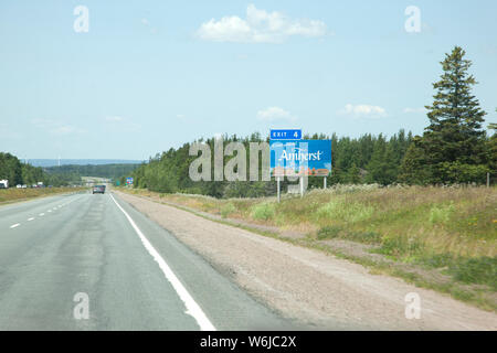 Amherst, Nova Scotia - Juli 26, 2019: Das Zeichen auf der 104 Autobahn, die die Stadt von Amherst in Nova Scotia Stockfoto