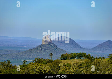 Anzeigen von erodierten vulkanischen Gipfeln der Glasshouse Mountains, Queensland, Queensland, Australien Stockfoto