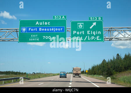 Juli 26, 2019: Aulac, New Brunswick: Zeichen auf dem Trans Canada Highway in New Brunswick, die Ausfahrten für Fort Beausejour und Prince Edward ist Stockfoto